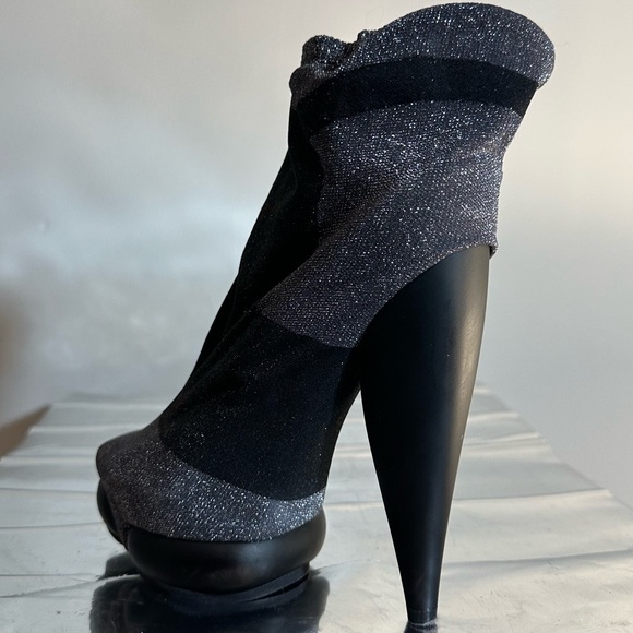 🚨3 DAY SALE 25% OFF‼️
Balenciaga Spring 2009 Boots – A Rare Ghesquiere Design! - Picture 4 of 12